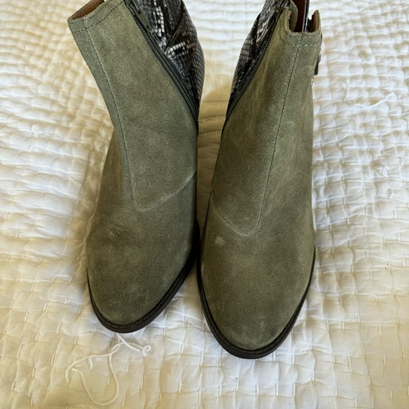 Vionic olive green Naomi snake suede ankle boots sz 7 - Picture 7 of 8